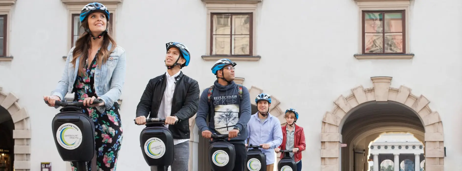 Reisegruppe unterwegs durch Wien auf Segways 