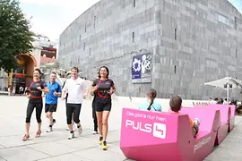 Runners at MuseumsQuartier