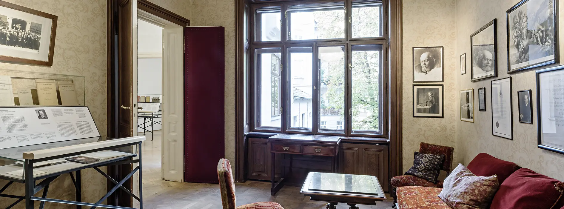 Poczekalnia z oryginalnymi meblami w Muzeum Zygmunta Freuda 