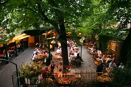 Guest garden in the inner courtyard of the Silberwirt