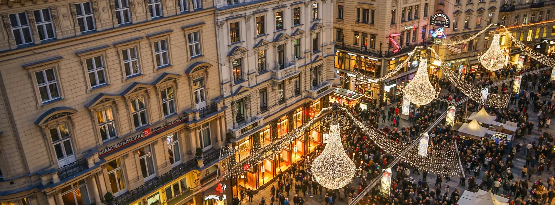 Emberek ünnepelnek Bécsben a Silvesterpfad rendezvényen a Grabenen 