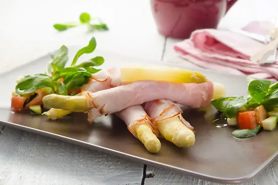 Spargel im Schinken-Morgenmantel