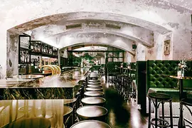 Restaurant branché Motto intérieur avec des hôtes