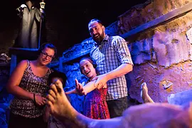 Famille avec un enfant et un cadavre dans la nouvelle fosse de la peste