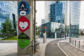 Installazione “Totem Moderno” di Honet presso le colonne della metropolitana della linea U2 fraTrabrennstraße e Stella-Klein-Löw-Weg