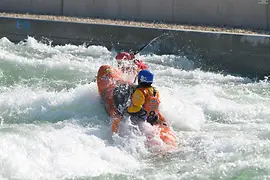 Kanufahrer auf der Wildwasserstrecke