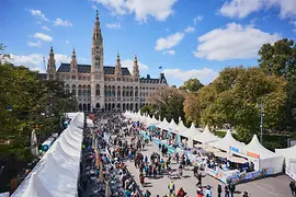 Fête sur la place devant l'Hôtel de Ville
