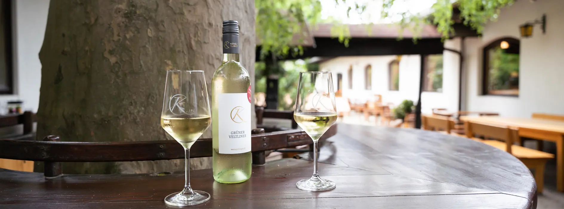 Gerhard Klager Winery, visitors in the outdoor dining area