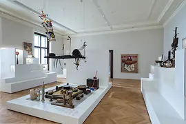 Vue d'une salle d'exposition avec des pièces provenant d'un village bouddhiste dans l'Himalaya