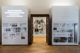 Vue de la salle d'exposition sur la thématique du colonialisme