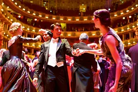 Coppie danzanti al Ballo dell'Opera