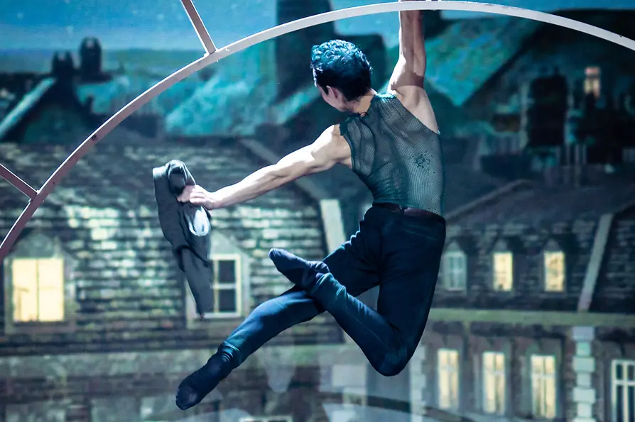Ein Tänzer schwebt in einer Szene des Balletts „Peter Pan“ in der Luft
