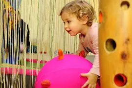 ZOOM Kindermuseum, Ozean, Mädchen mit Ball