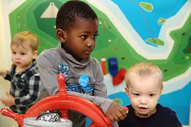 ZOOM Ozean: drei Kinder beim Steuerrad