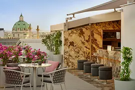 The Ritz-Carlton, Vienna Atmosphere Rooftop Bar, klarer Himmel Aussicht auf Wien