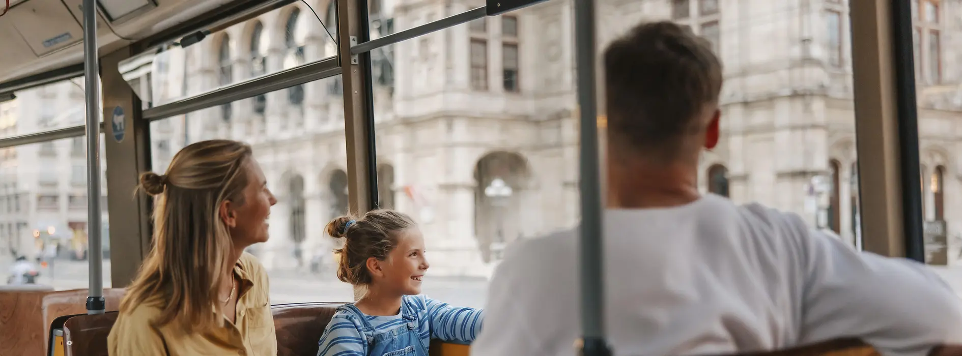 Familie mit Kind in Straßenbahn vor der Wiener Staatsoper