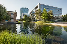 Bureaux dans le 2ème arrondissement près d’un lac artificiel, vue extérieure