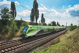 Tren în mișcare verde și alb, copaci în fundal