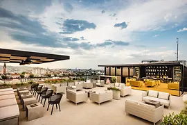 Dachterrassen-Bar mit Blick auf Wien