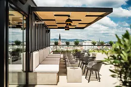 Dachterrassen-Bar mit Blick auf Wien