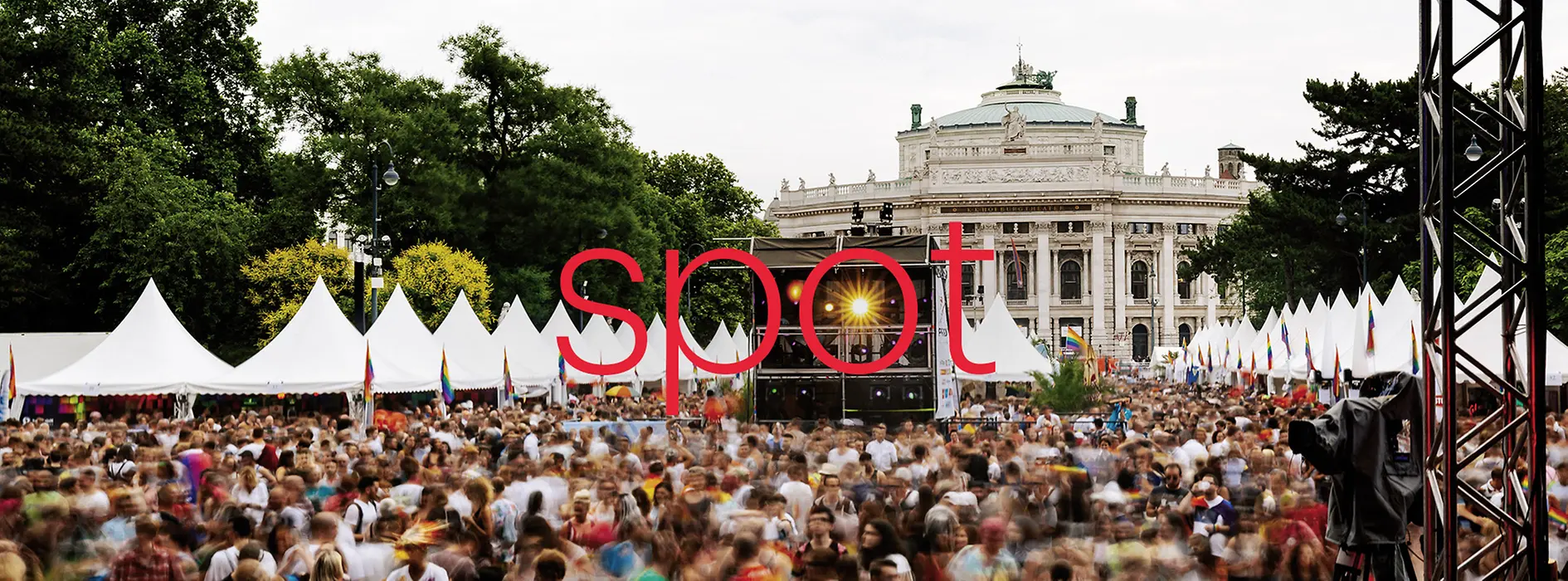 In großer roter Schrift steht in der Mitte des Bildes Spot geschrieben, der Name der Event-Broschüre, auf dem Bild ist ein Event vor dem Burgtheater zu sehen