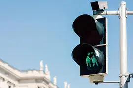 Grüne Ampel mit einem gleichgeschlechtlichen Pärchen 