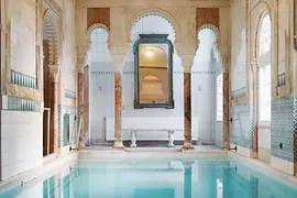 Ancien bassin à colonnes dans le sauna gay Kaiserbründl