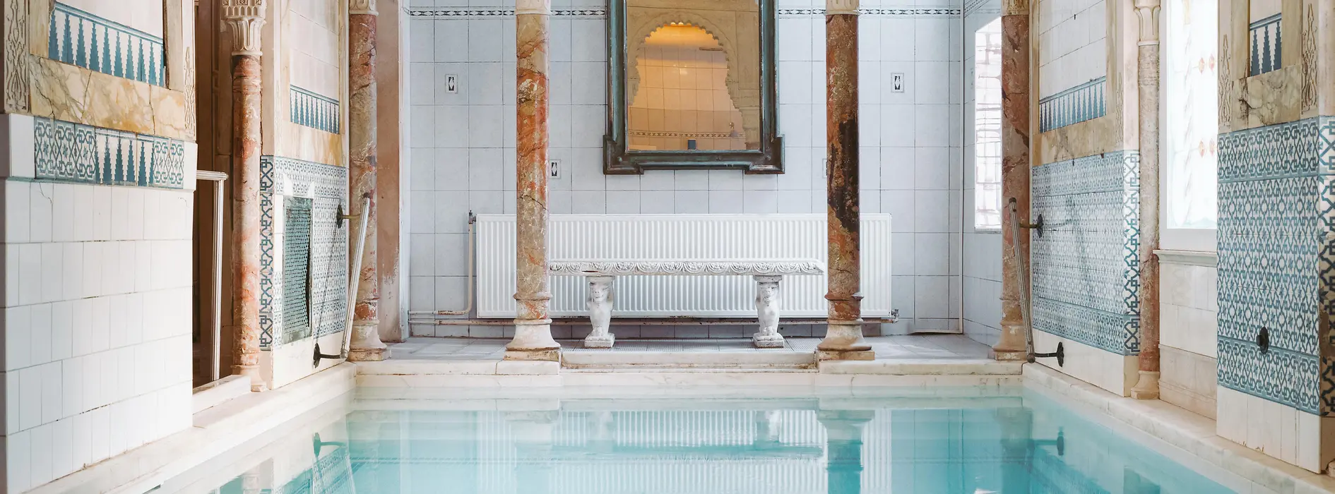 Ancien bassin à colonnes dans le sauna gay Kaiserbründl