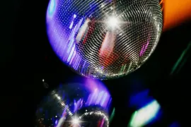 Boule à facettes au club gay Why Not