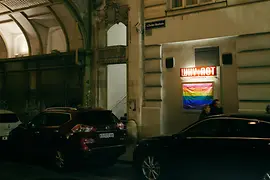 Le Why Not vu de l'extérieur de nuit