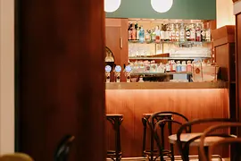 Café avec comptoir et bar