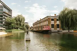 Viertel Zwei, lac, enseigne Total Living