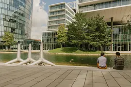 Deux hommes assis sur les rives d’un lac dans le Viertel Zwei