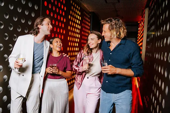 Personnes dans une discothèque avec des verres à la main
