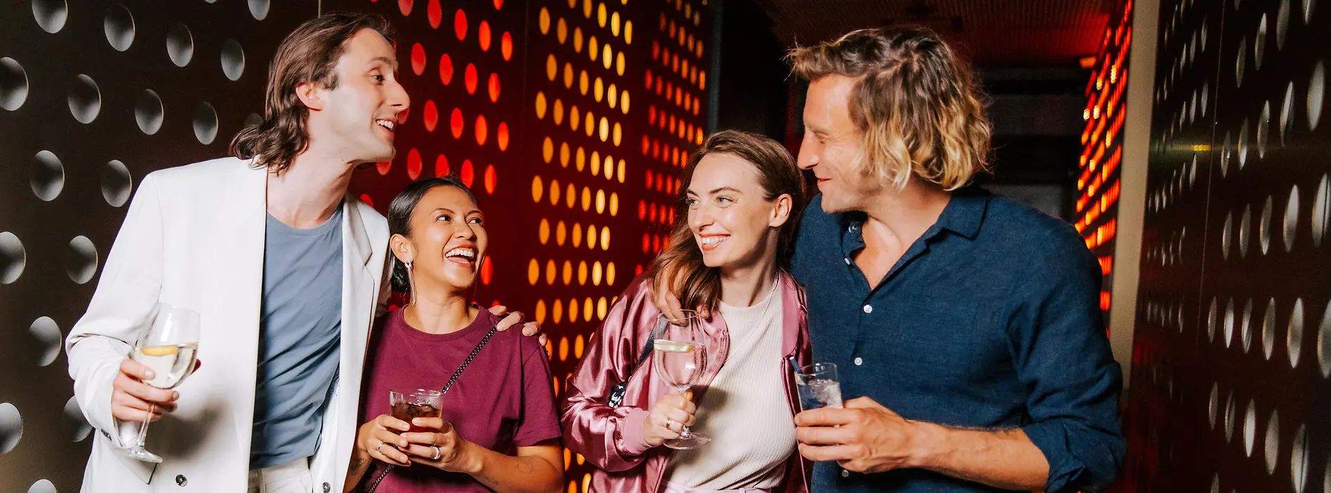 Gente en una discoteca con gafas en la mano