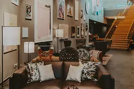 Kunstwerke in der Lobby eines Hotels