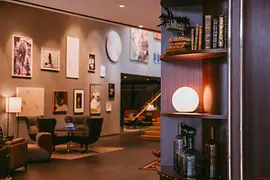 Kunstwerke in der Lobby eines Hotels