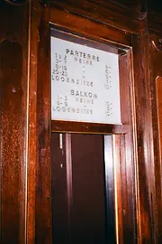 Metro Kino Innenansicht: historisches Schild mit Preisangaben