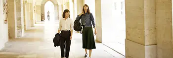 ウィーン中心部を歩く2人の女性