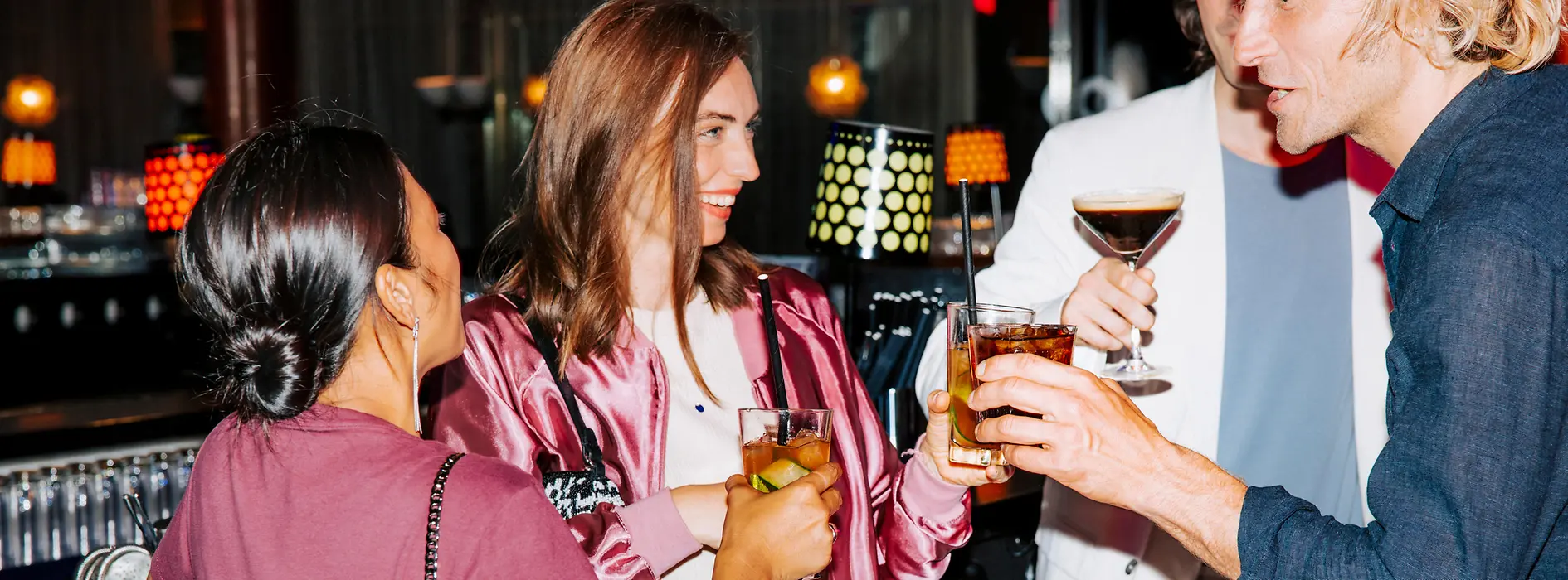 Menschen auf einer Party mit Gläsern in der Hand
