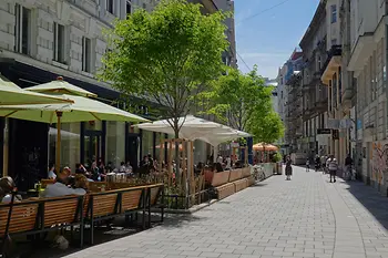 Sidewalk cafés on Zollergasse