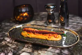 Plat de poulpe sur une assiette