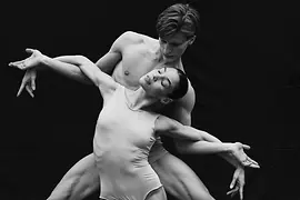 Zwei Tänzer in ausdrucksstarker Pose aus der Ballettproduktion „American Signatures“