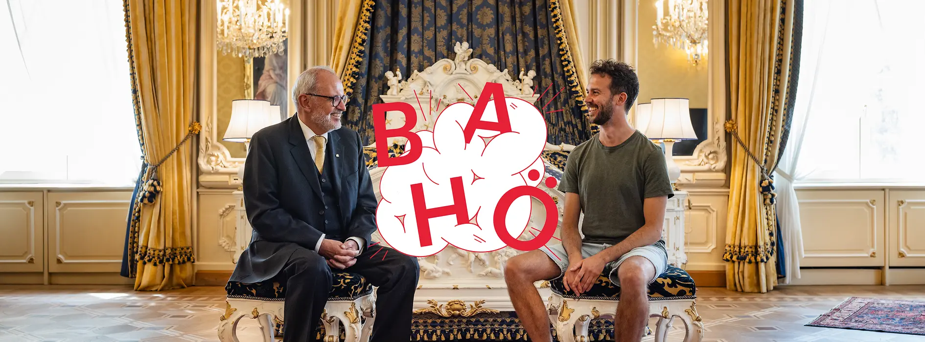 Zwei Männer sitzen in einem Zimmer im Hotel Imperial, im Vordergrund das Podcast-Logo Bahö