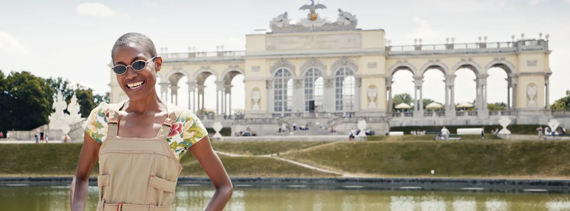 Adia mit ihren Kindern vor der Gloriette