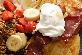 朝食レストラン シル（SiL）、パンケーキ、バナナ、イチゴ、ベーコン