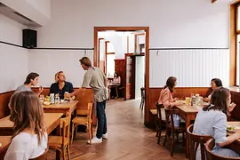 Vista interior del restaurante Brösl, en el barrio de Stuwerviertel, donde se sirve a los comensales.