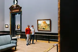 Intérieur du Musée de l’Histoire de l’art : visiteurs devant le tableau La Tour de Babel de Pieter Brueghel l’Ancien