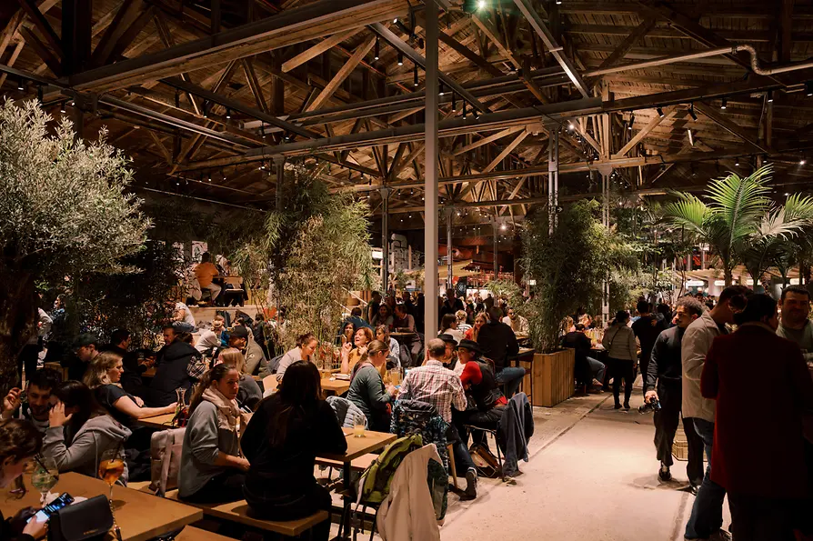 A crowd of people in a restaurant