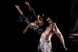 Un ballerino solleva una ballerina